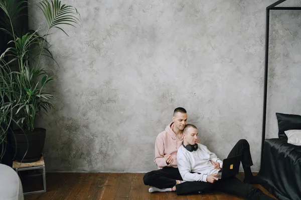 Gay paar raadpleging van hun reis plannen samen met een laptop — Stockfoto