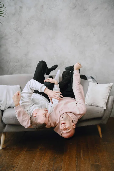 Giovane romantico gay coppia spesa giorno coccole — Foto Stock