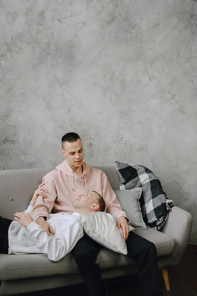 Jong romantisch gay paar besteden dag knuffelen — Stockfoto