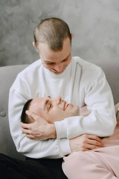 Jong romantisch gay paar besteden dag knuffelen — Stockfoto