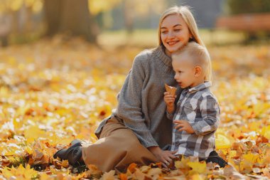 Anne ve küçük oğlu sonbahar tarlasında oturuyor.