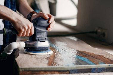 İnsan odun işleme makinesiyle çalışır.