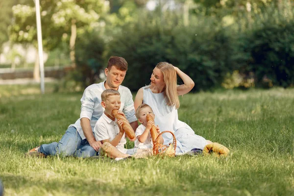 Nette Familie spielt in einem Sommerfeld — Stockfoto