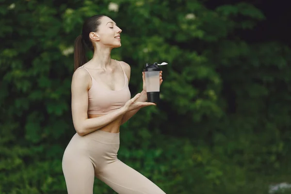 Femme pratiquant le yoga avancé dans un parc d'été — Photo