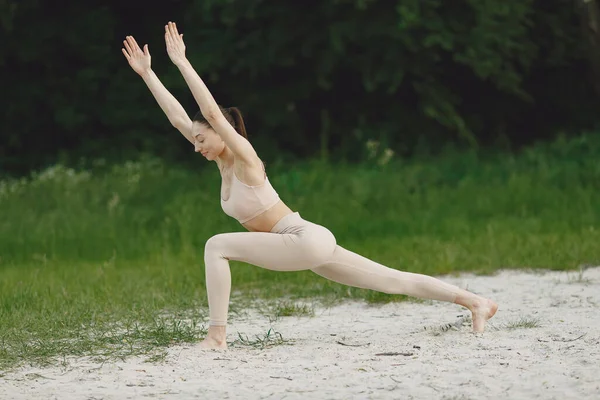 Femme pratiquant le yoga avancé dans une plage — Photo