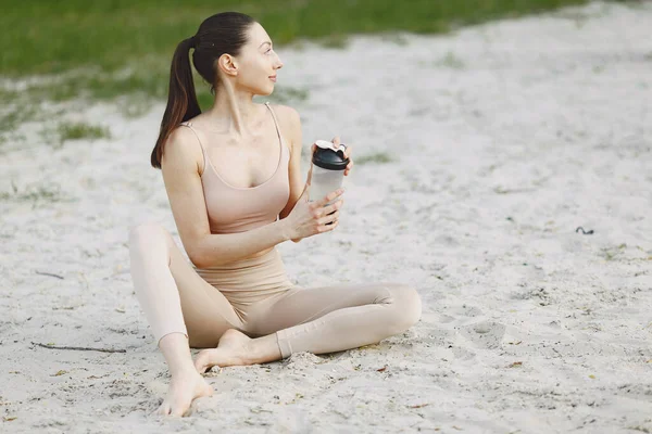 Woman practicing advanced yoga on a summer beach — Stock Photo, Image