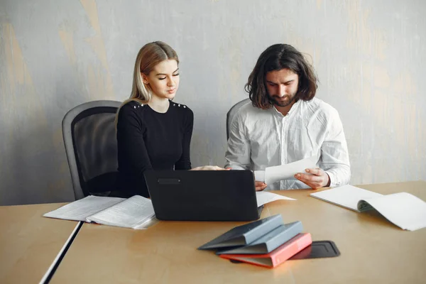 Stylish businessman with woman working at the office — Fotografia de Stock