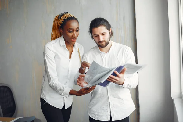 Mixed businesspeople working at the office — Fotografia de Stock