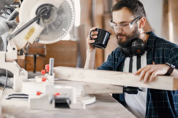 Timmerman werkend met cirkelzaag — Stockfoto