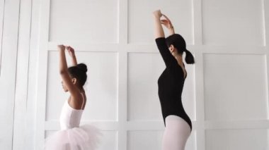 Afrikalı bir kadın nasıl bale yapılacağını öğretiyor