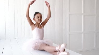 Afrikalı küçük kız stüdyoda bale sınıfında.