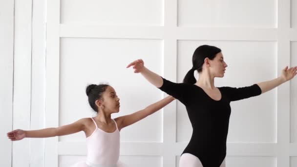 Mujer enseñando a chica africana a bailar ballet — Vídeos de Stock