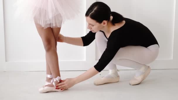 Mujer enseñando a chica africana a bailar ballet — Vídeos de Stock