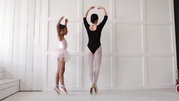 Vrouw onderwijzen Afrikaans meisje hoe naar dans ballet — Stockvideo