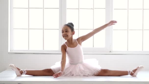 Africano america niña en ballet clase en estudio — Vídeos de Stock