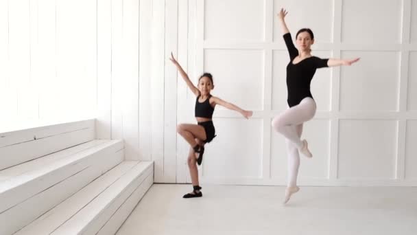 Žena učí africké dívka, jak tančit balet — Stock video