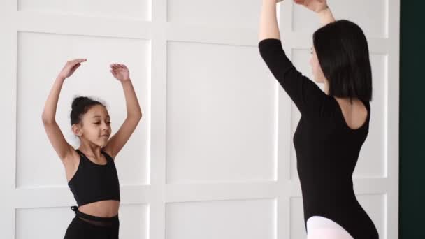 Femme enseignant aux filles africaines comment danser le ballet — Video