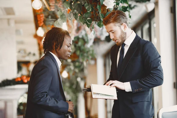 Två interna affärsmän på kontoret — Stockfoto