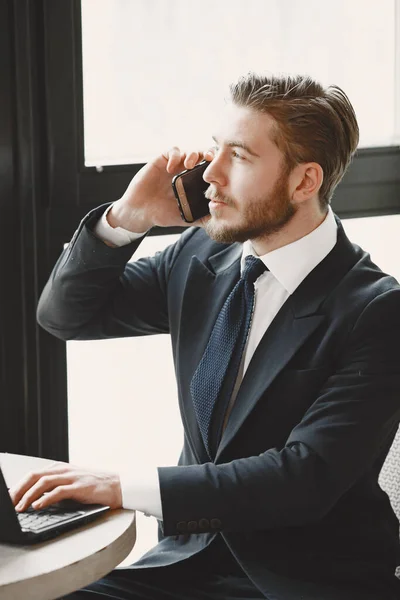 Homme assis avec ordinateur portable dans un café — Photo