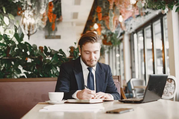 Чоловік сидить з ноутбуком у кафе — стокове фото