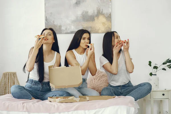 Meisjes vrienden hebben een pyjamafeestje thuis — Stockfoto