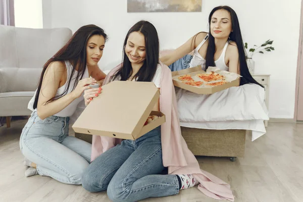 Meisjes vrienden hebben een pyjamafeestje thuis — Stockfoto