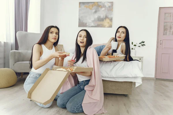 Meisjes vrienden hebben een pyjamafeestje thuis — Stockfoto