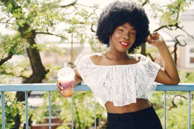 Şehirde gülümseyen güzel bir Afrikalı kadın portresi.