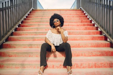 Şehirde gülümseyen güzel bir Afrikalı kadın portresi.