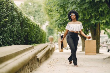 Şehirde gülümseyen güzel bir Afrikalı kadın portresi.