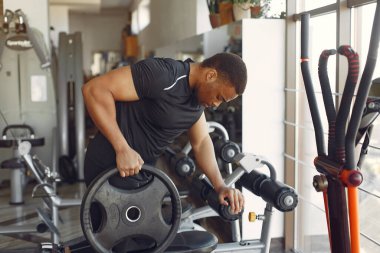 Yakışıklı bir zenci spor salonunda nişanlanıyor.