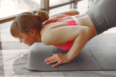 Güzel bir kız yoga stüdyosunda.