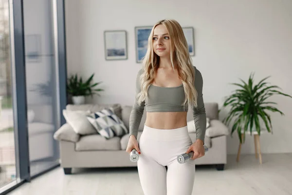 Chica en uniforme deportivo hacen yoga en casa —  Fotos de Stock