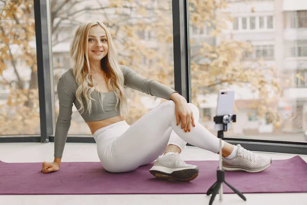 Girl in a sports uniform make yoga at home — Stockfoto