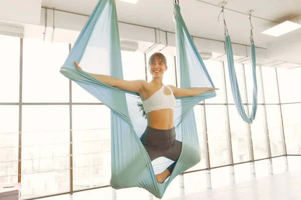 Ein schönes Mädchen ist in einem Yoga-Studio beschäftigt — Stockfoto