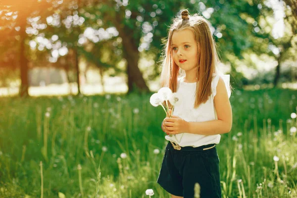 Kleines Mädchen im Park — Stockfoto