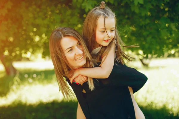 Mutter mit Tochter — Stockfoto