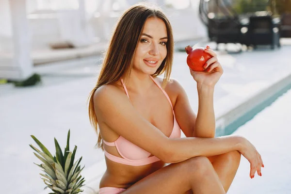 Donna in costume da bagno a riposo vicino alla piscina — Foto Stock