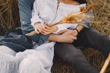 Gün batımında buğday tarlasında aşık mutlu çift
