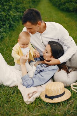 Yaz tarlasında oynayan sevimli bir aile.