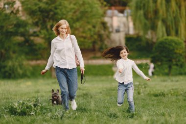 Kızıyla birlikte yaz ormanında zarif bir anne.