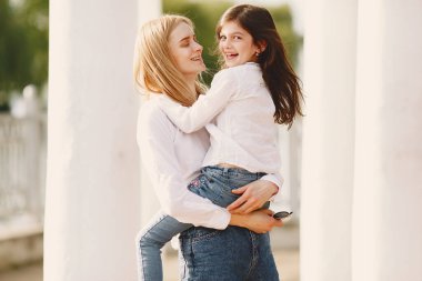 Kızıyla birlikte yaz ormanında zarif bir anne.