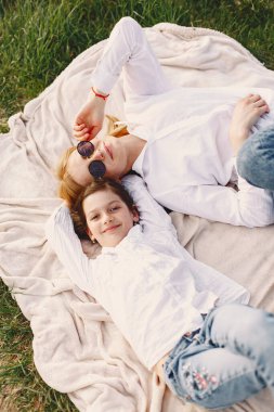 Kızıyla birlikte yaz ormanında zarif bir anne.