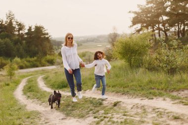 Kızıyla birlikte yaz ormanında zarif bir anne.