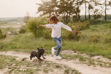 Güzel köpeğiyle küçük bir kızın portresi.