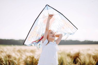 Tatlı çocuk yaz tarlasında vakit geçiriyor.