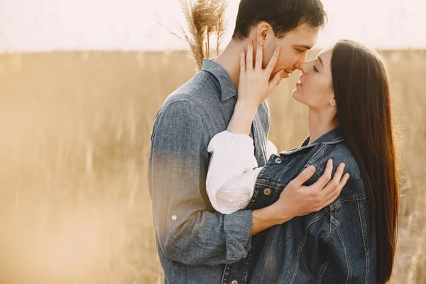 Pasangan bahagia jatuh cinta di ladang gandum saat matahari terbenam — Stok Foto