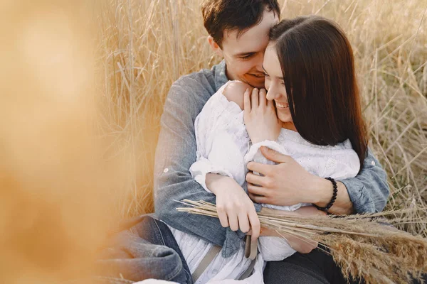 Šťastný pár zamilovaný v pšeničném poli při západu slunce — Stock fotografie