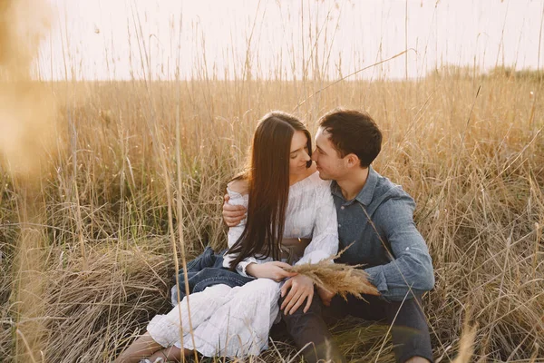 Щаслива пара закохалася в пшеничне поле на заході сонця — стокове фото