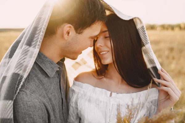 Счастливая пара влюблена в пшеничное поле на закате — стоковое фото